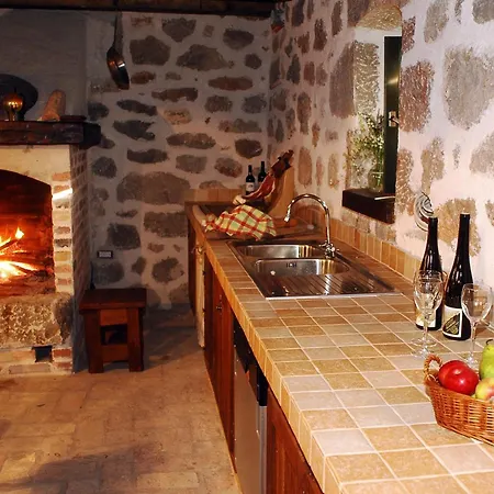 Stone House Varos بيت للعطل *
